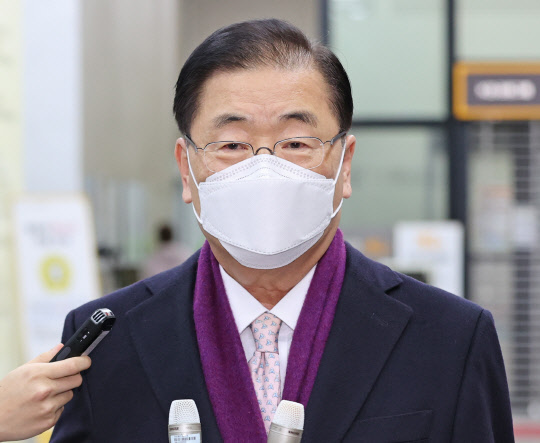 정의용 외교부 장관 후보자가 2일 오후 서울 종로구 외교부 청사 인근 사무실 로비에서 '북한 원전 추진 의혹'과 관련한 입장을 밝히고 있다.  <연합뉴스>